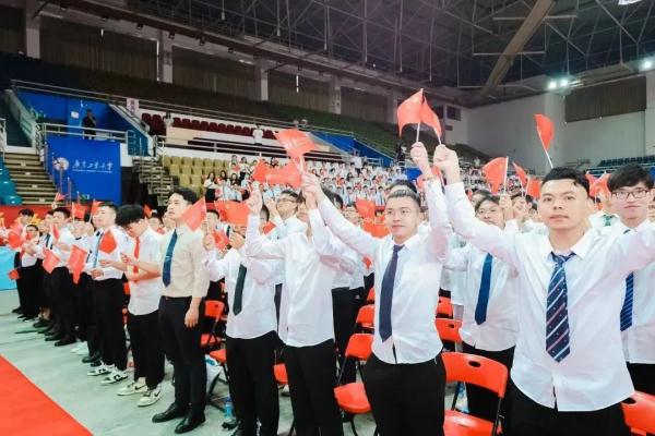 毕业典礼惊现最短致辞,14个字,20秒,全场欢呼! 毕业典礼惊现最短致辞,14个字,20秒,全场欢呼!