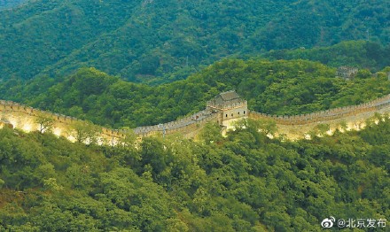 北京慕田峪长城开启暑期夜游模式