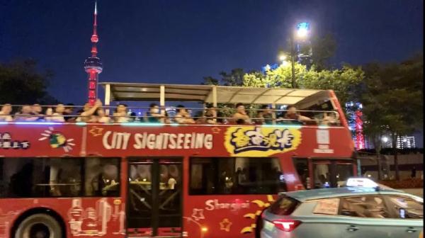 排队2小时!外滩每晚大排长龙,不断有人加入,工作人员:"别排了"… 排队2小时!外滩每晚大排长龙,不断有人加入,工作人员:"别排了"…