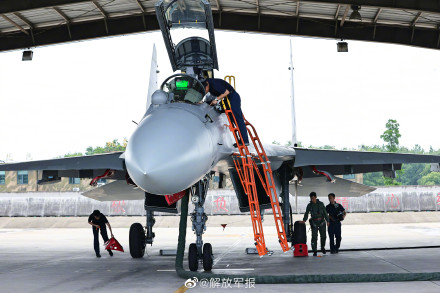 空军航空兵开展跨昼夜飞行训练