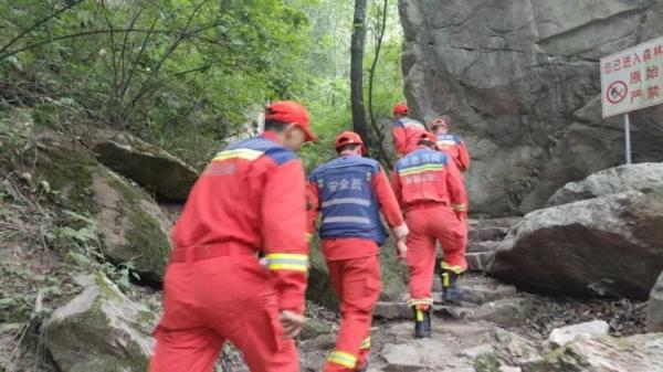 男子被困沣峪口九龙潭景区，西安消防5小时紧急营救