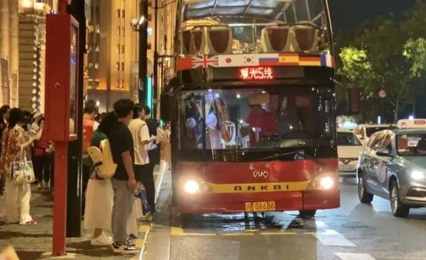 排队2小时!外滩每晚大排长龙,不断有人加入,工作人员:"别排了"… 排队2小时!外滩每晚大排长龙,不断有人加入,工作人员:"别排了"…