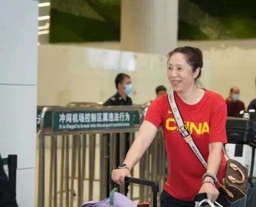 中国女篮凯旋抵穗，郑薇透露夺冠秘诀：保持女篮精神去战斗！