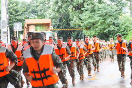重庆万州暴雨引发内涝，武警官兵紧急驰援