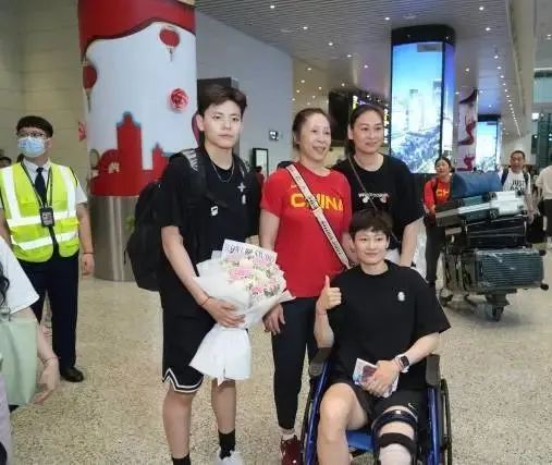 中国女篮凯旋抵穗，郑薇透露夺冠秘诀：保持女篮精神去战斗！