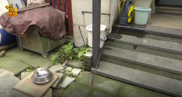 隔壁装修,自家排屋墙歪得门都关不上!业主:比萨斜塔都没这么斜 隔壁装修,自家排屋墙歪得门都关不上!业主:比萨斜塔都没这么斜