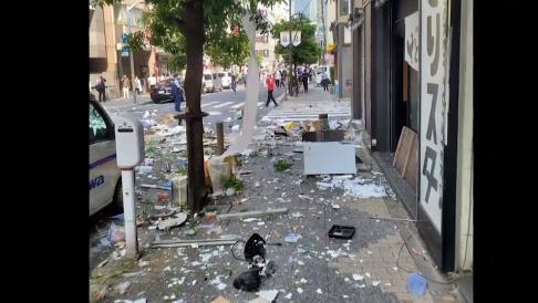 日本东京大楼爆炸瞬间：门窗和大量碎片飞出 有人高喊“快逃”
