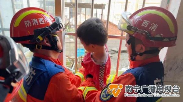 惊险！小男孩被卡防盗窗，身体悬空，幸亏……