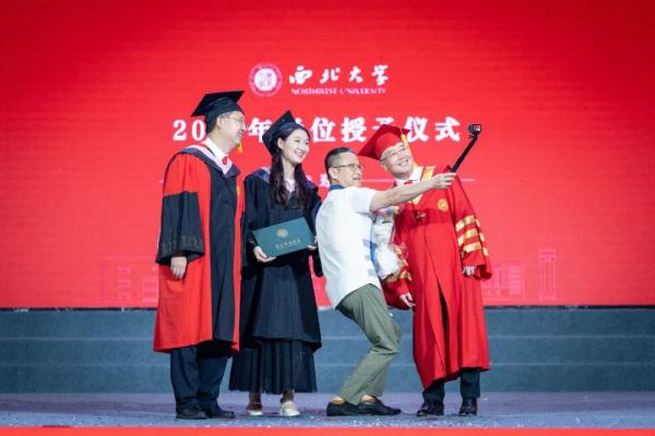 毕业典礼惊现最短致辞,14个字,20秒,全场欢呼! 毕业典礼惊现最短致辞,14个字,20秒,全场欢呼!