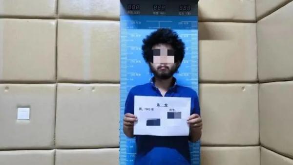 男子骑共享单车到三亚，翻墙“住”别墅半个月，喝光6瓶茅台