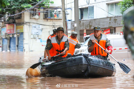 重庆万州暴雨引发内涝，武警官兵紧急驰援