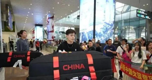 中国女篮凯旋抵穗，郑薇透露夺冠秘诀：保持女篮精神去战斗！