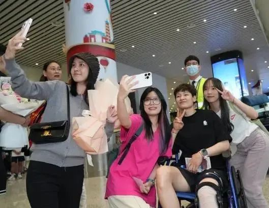 中国女篮凯旋抵穗，郑薇透露夺冠秘诀：保持女篮精神去战斗！