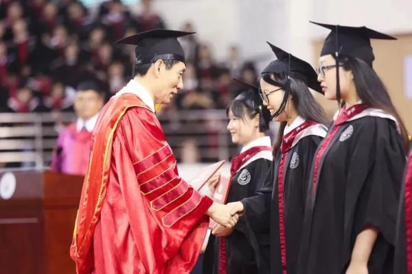 毕业典礼惊现最短致辞,14个字,20秒,全场欢呼! 毕业典礼惊现最短致辞,14个字,20秒,全场欢呼!