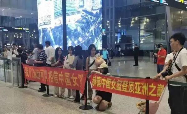 中国女篮凯旋抵穗，郑薇透露夺冠秘诀：保持女篮精神去战斗！