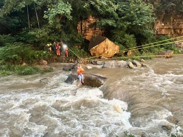22人被困“孤岛”!杭州一山村暴雨后溪水猛涨,多方紧急营救 22人被困“孤岛”!杭州一山村暴雨后溪水猛涨,多方紧急营救