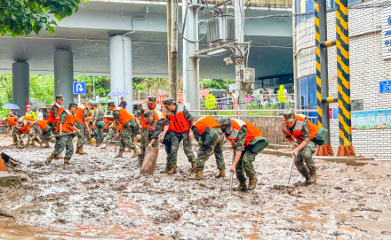 重庆万州暴雨引发内涝，武警官兵紧急驰援