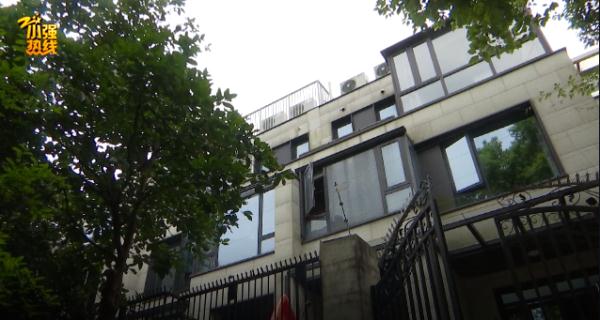 隔壁装修,自家排屋墙歪得门都关不上!业主:比萨斜塔都没这么斜 隔壁装修,自家排屋墙歪得门都关不上!业主:比萨斜塔都没这么斜