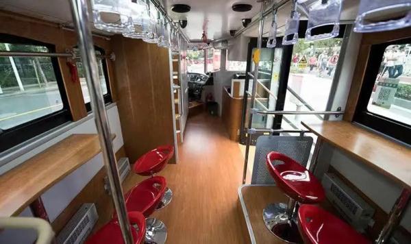 排队2小时!外滩每晚大排长龙,不断有人加入,工作人员:"别排了"… 排队2小时!外滩每晚大排长龙,不断有人加入,工作人员:"别排了"…