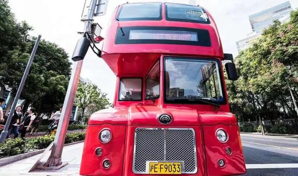 排队2小时!外滩每晚大排长龙,不断有人加入,工作人员:"别排了"… 排队2小时!外滩每晚大排长龙,不断有人加入,工作人员:"别排了"…