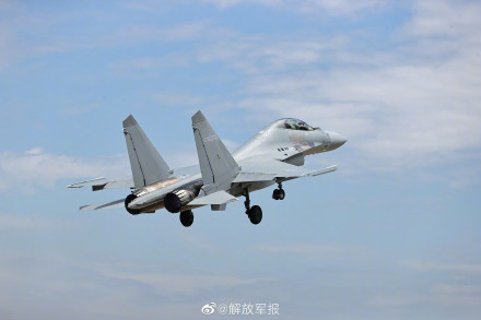 空军航空兵开展跨昼夜飞行训练