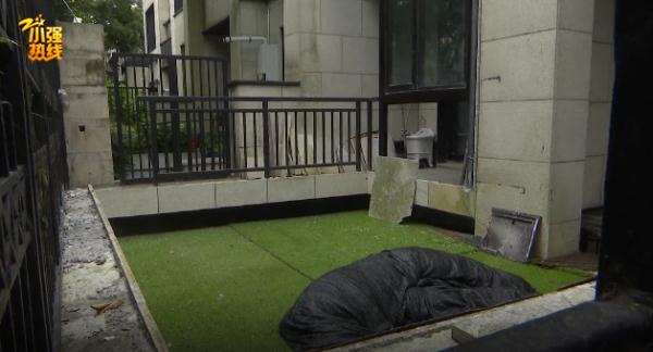 隔壁装修,自家排屋墙歪得门都关不上!业主:比萨斜塔都没这么斜 隔壁装修,自家排屋墙歪得门都关不上!业主:比萨斜塔都没这么斜