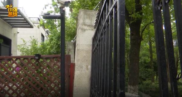 隔壁装修,自家排屋墙歪得门都关不上!业主:比萨斜塔都没这么斜 隔壁装修,自家排屋墙歪得门都关不上!业主:比萨斜塔都没这么斜