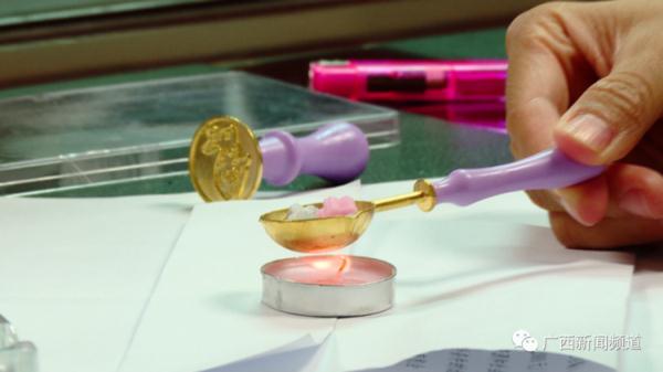 你们家孩子也玩火漆印章吗?记者实测玩具安全性 你们家孩子也玩火漆印章吗?记者实测玩具安全性