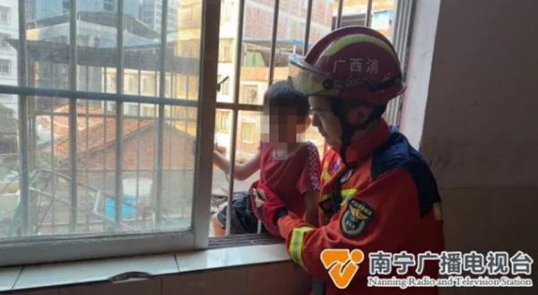 惊险！小男孩被卡防盗窗，身体悬空，幸亏……
