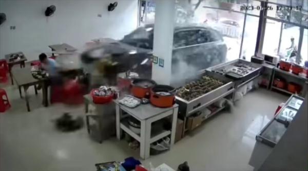 一汽车突然加速撞入餐馆，理想汽车回应：正配合调查
