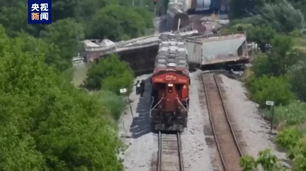 美国威斯康星州一列车脱轨 影响当地交通 美国威斯康星州一列车脱轨 影响当地交通