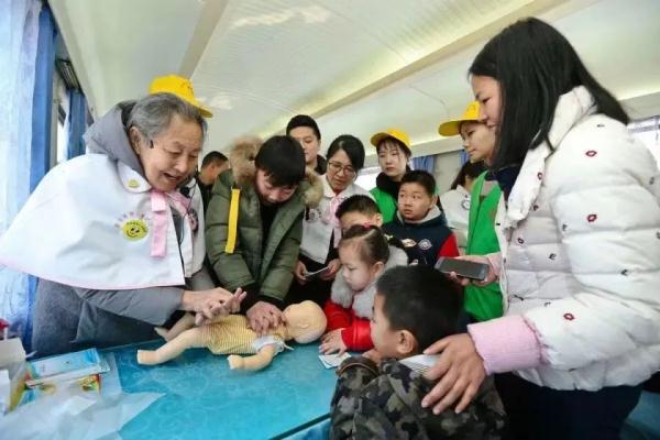 94岁护士章金媛获“国际成就奖”，中国人第一次获该奖！