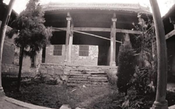 爱有回声！希望工程受助女孩长大后成了“撑伞人”