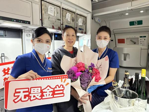 中国女篮回家，这段机上广播太感人了……