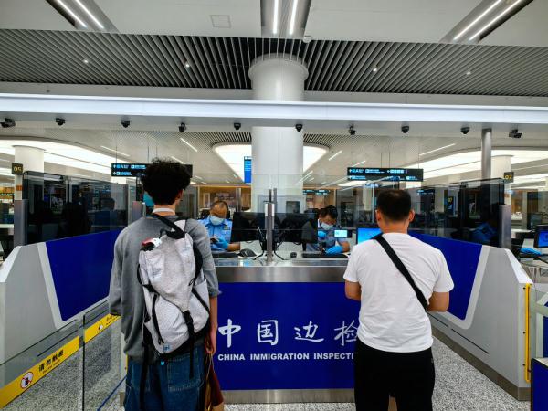 成都边检:上半年检查出入境人员92万余人次 成都边检:上半年检查出入境人员92万余人次