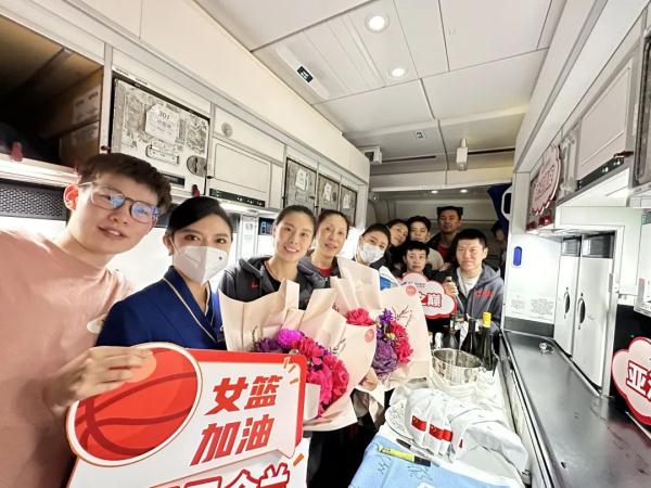 中国女篮回家，这段机上广播太感人了……