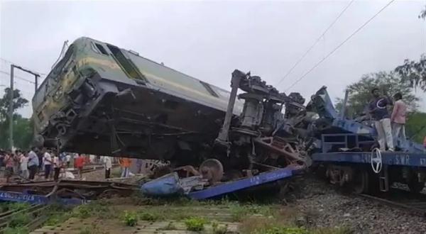印度公布列车脱轨事故调查：在维修时信号系统连接错误