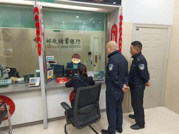 女子被“逮捕令”吓懵，民警及时劝阻挽回30万！