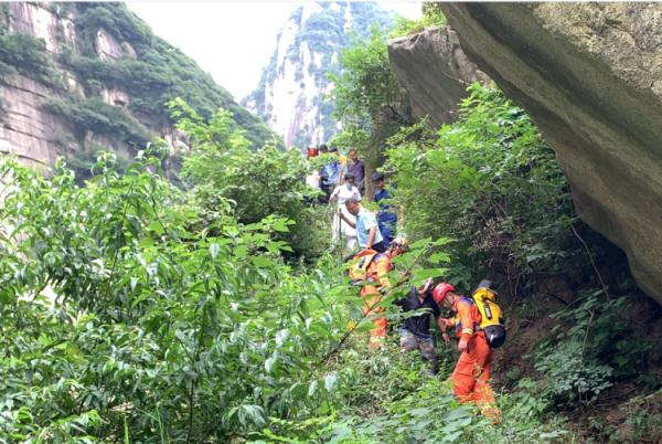 天津驴友赴华山“探险”，受伤被困8小时！消防成功搜救……