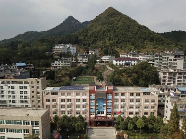 爱有回声！希望工程受助女孩长大后成了“撑伞人”