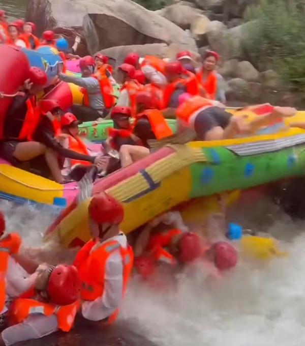 景区多船相撞,多人落水! 景区多船相撞,多人落水!