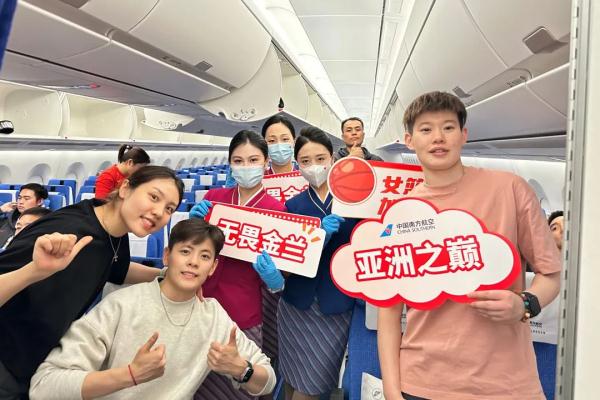 中国女篮回家，这段机上广播太感人了……