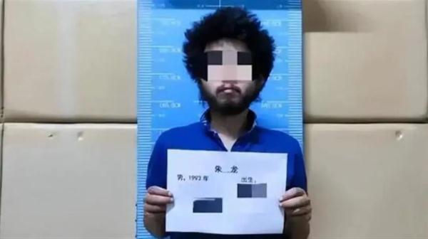 男子骑单车到三亚，偷住无人别墅还喝光房主茅台，已被刑拘