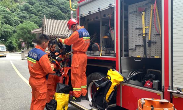 天津驴友赴华山“探险”，受伤被困8小时！消防成功搜救……