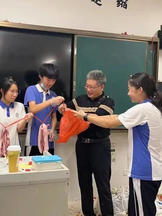 学生毕业给老师送上五花肉！