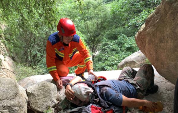 天津驴友赴华山“探险”，受伤被困8小时！消防成功搜救……