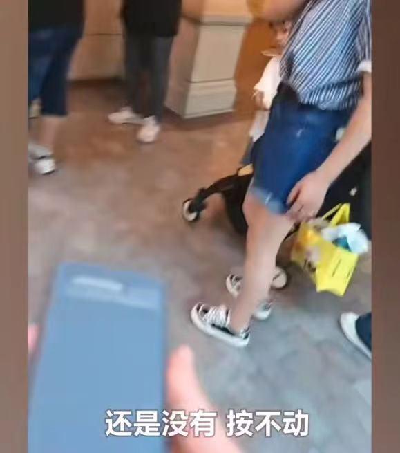 上海迪士尼，游客怒摔充电宝："6000多酒店住得起，缺这99吗？"
