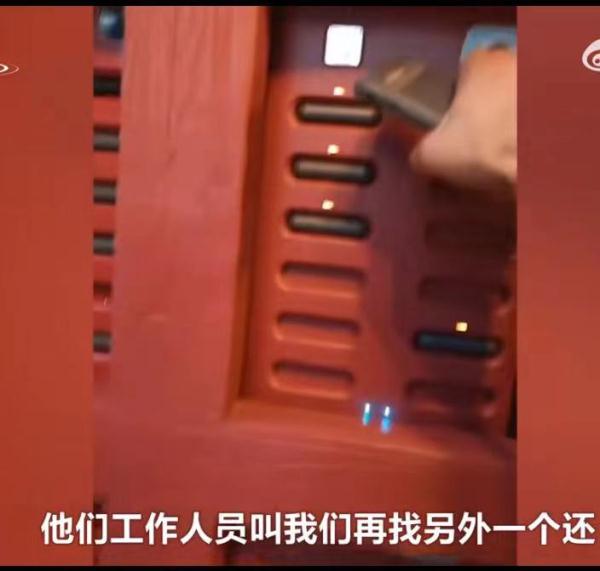 上海迪士尼，游客怒摔充电宝："6000多酒店住得起，缺这99吗？"