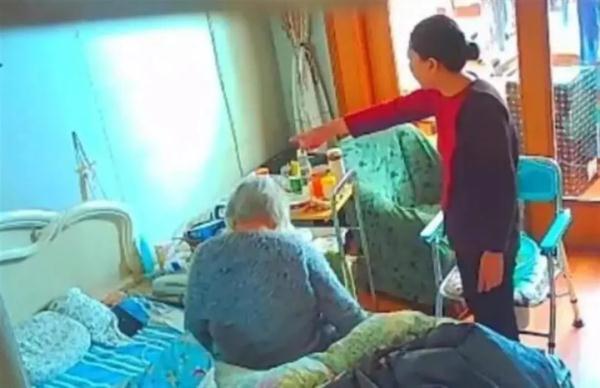 94岁阿婆自称遭保姆虐待，还被偷250万？警方介入