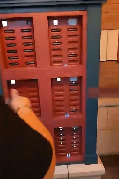 迪士尼游客借充电宝无法归还,当场怒摔:缺这99元吗? 迪士尼游客借充电宝无法归还,当场怒摔:缺这99元吗?